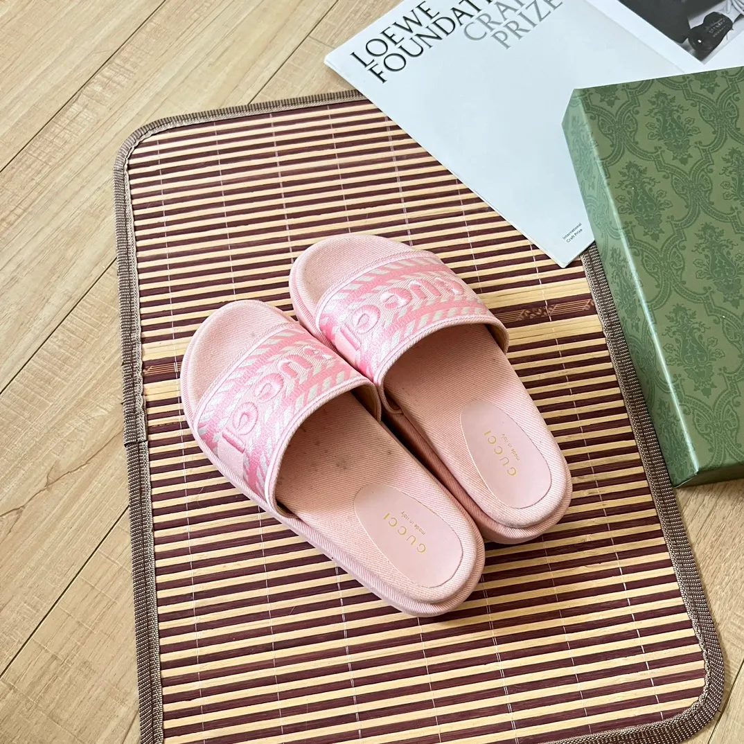 👟👟Ex-factory price 420👟👟 High-end women's shoes Gucci's latest limited edition thick-soled slippers. Top quality sale. Purchase authentic products. The material and craftsmanship are consistent with the original. Upper: original special printing process. Lining: dyed sheepskin. Outsole: Italian private model outsole. Size: 35-43M standard size. 41, 42 custom-made and non-refundable. Sole thickness: 5.5cm. Forefoot 4cm.